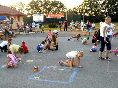 Dzieci podczas konkursu malowania kredą na asfalcie.