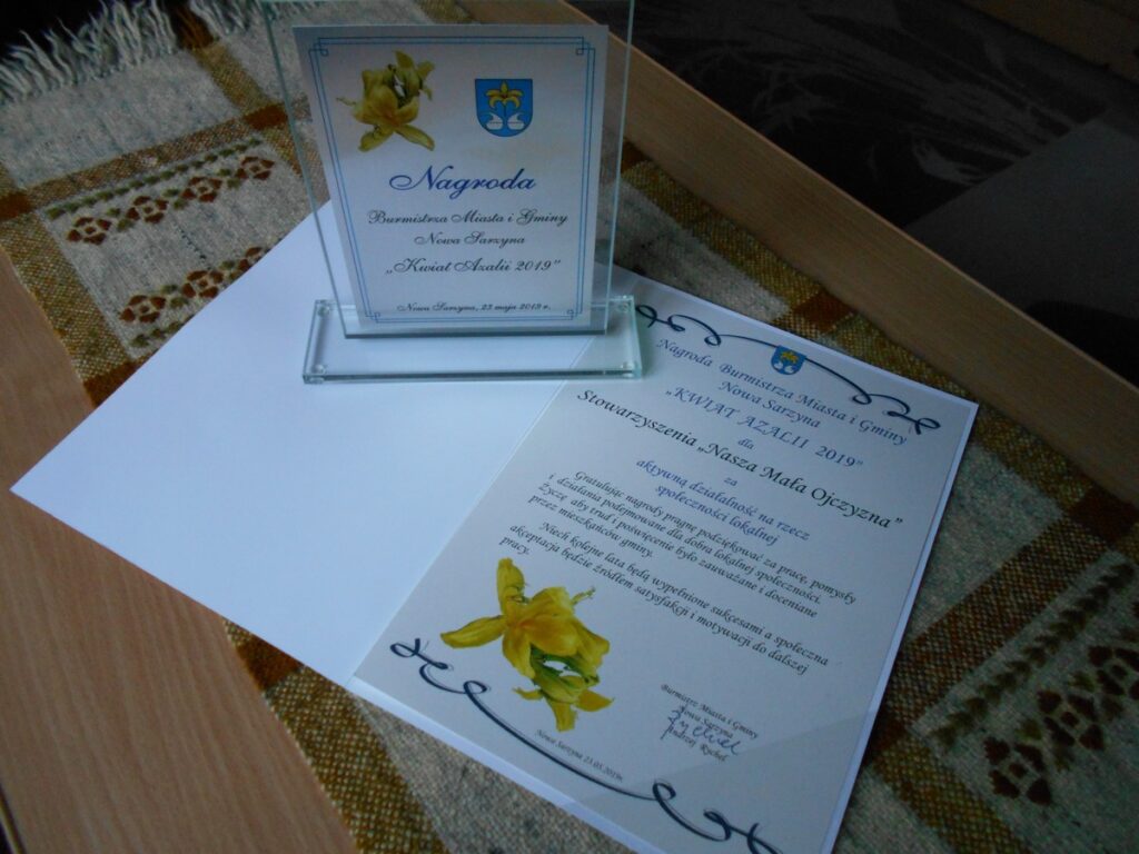 Nagroda Kwiat Azalii - statuetka i dyplom.